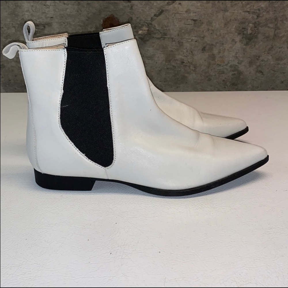 EUC Zara white leather pointy toe Chelsea booties